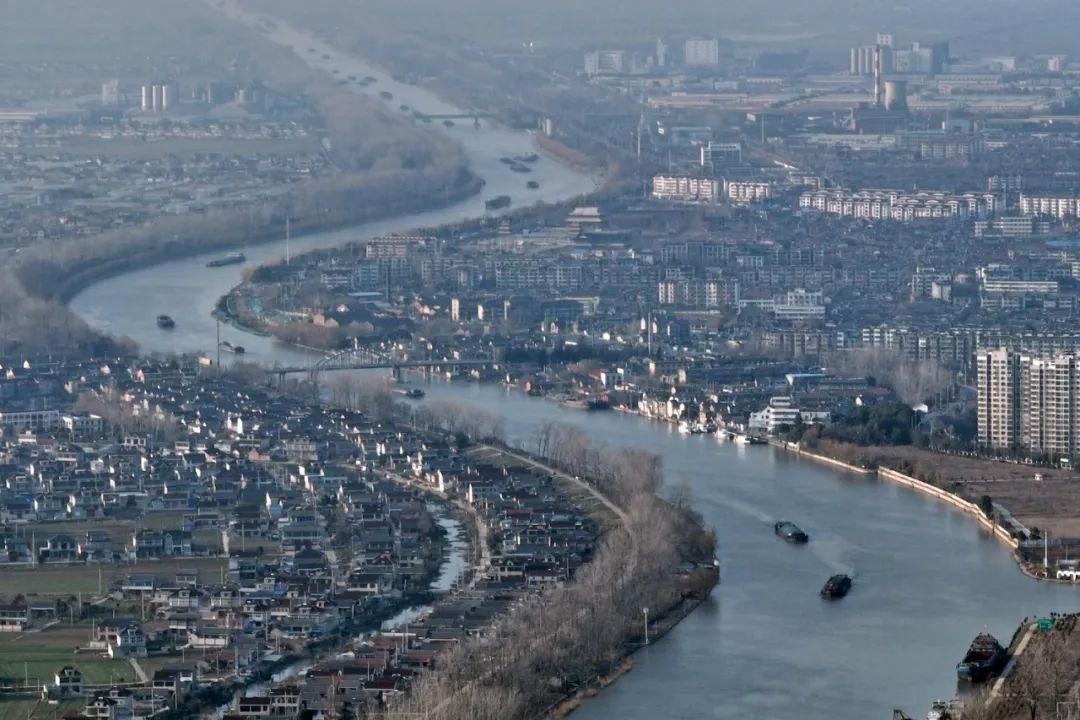 2月16日，貨船行駛在京杭大運河江蘇寶應段。新華社發(fā)（沈冬兵攝）