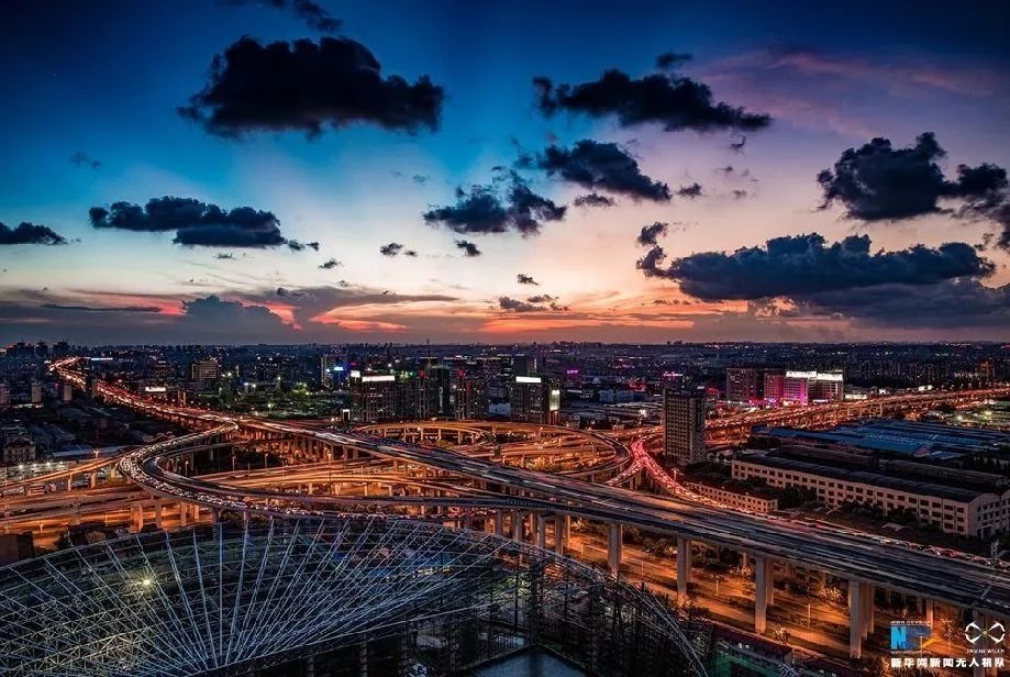 傍晚時刻的上海立交橋。新華網(wǎng)發(fā) 田橫 攝