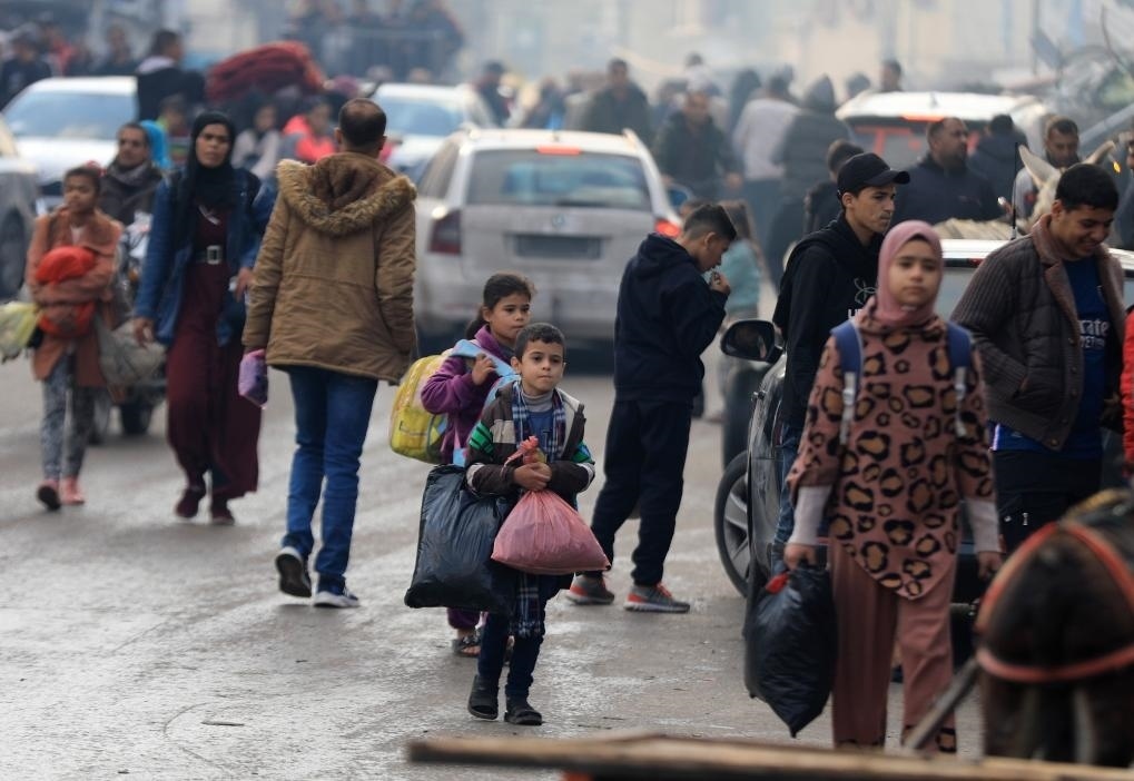 12月1日，在加沙地帶南部城市汗尤尼斯，人們在以軍恢復軍事行動后逃離家園。新華社發(fā)（亞西爾·庫迪攝）