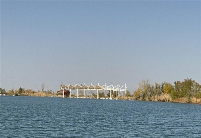 2023年11月1日，督察組拍攝到弱水花海景區(qū)建有人工湖及水上游樂設(shè)施。（中央第四生態(tài)環(huán)境保護督察組供圖）