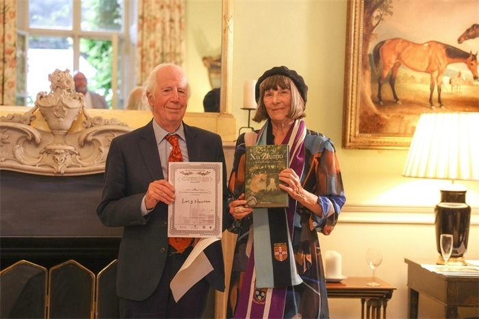 艾倫·麥克法蘭教授為漢密爾頓頒發(fā)文學類終身成就獎。雨珊攝