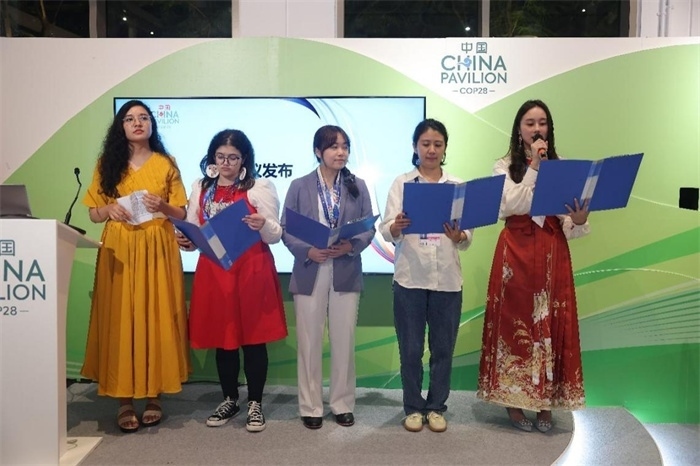 現(xiàn)場(chǎng)發(fā)布《“世界因你而美麗：應(yīng)對(duì)氣候變化的女性領(lǐng)導(dǎo)力”性別倡議》，COP28中國(guó)角供圖