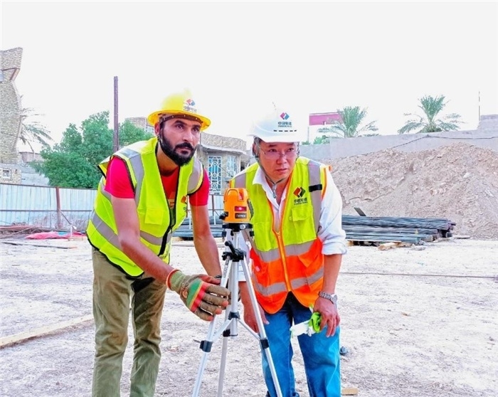 中伊工人在施工中。中國電建供圖