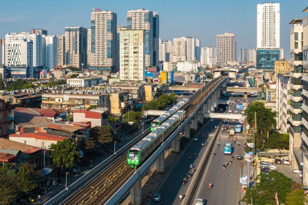 2021年12月1日，在越南首都河內(nèi)，列車在吉靈-河?xùn)|輕軌線上行駛。新華社發(fā)（中鐵六局河內(nèi)輕軌項目部供圖）