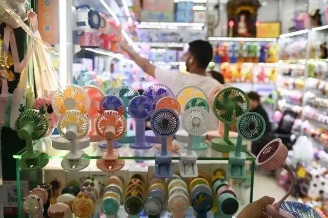 △近期，客商在浙江義烏國際商貿(mào)城采購商品。