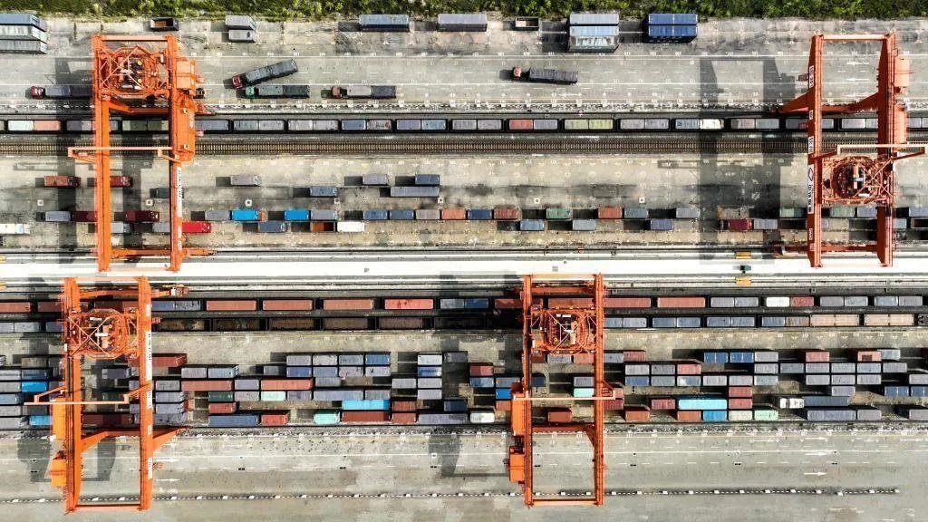 △2023年11月12日，火車在廣西欽州港碼頭裝運(yùn)集裝箱。