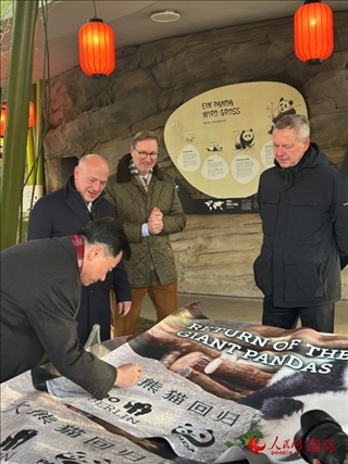 吳墾大使簽名。人民網(wǎng)記者 徐馨攝