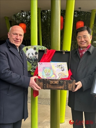 吳墾大使和韋格納市長手捧德國兒童為“夢想”“夢圓”準備的手繪“送別大禮包”。人民網(wǎng)記者 徐馨攝