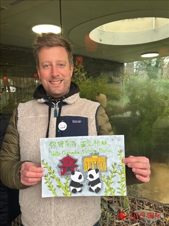 特別從法國趕來送別“夢想”“夢圓”的專業(yè)級熊貓粉絲 Pouille先生和此次征集的兒童作品。人民網(wǎng)記者 徐馨攝