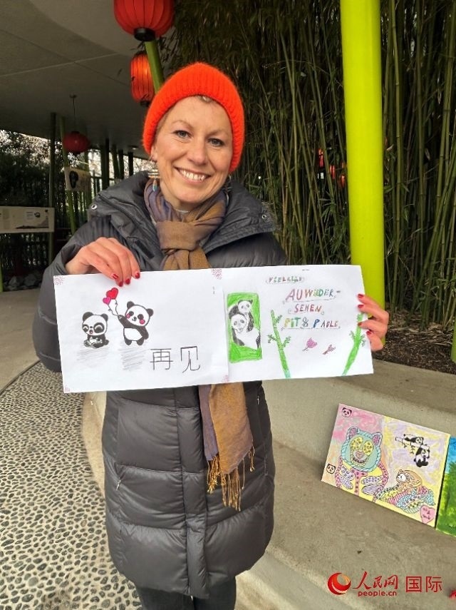 桑德拉和德國小朋友們的作品。右圖寫著“祝福好運，再見 Pit和Paule（“夢想”“夢圓”的德語名字）”。人民網(wǎng)記者 徐馨攝