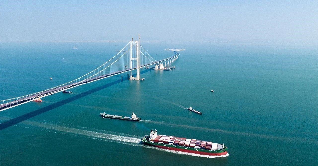 △2023年11月28日，國家重大工程深中通道海底沉管隧道貫通。