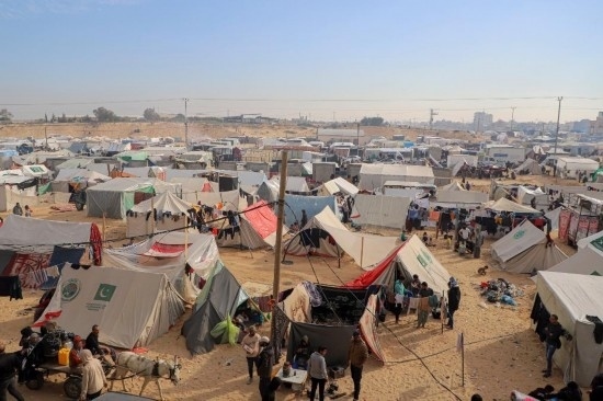  這是12月8日在加沙地帶南部城市拉法拍攝的臨時營地。新華社發(fā)（里澤克·阿卜杜勒賈瓦德攝）