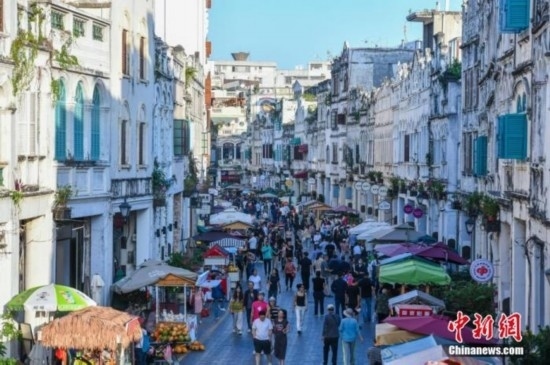 圖為海口騎樓老街游客如織。 <a target='_blank' href='/' ><p align=