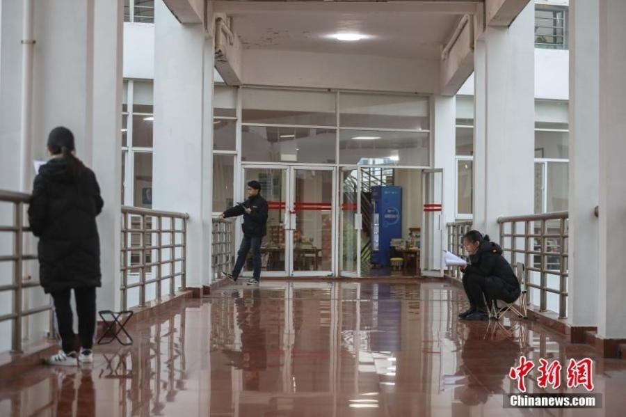 資料圖：幾位考研學(xué)生在南昌大學(xué)教學(xué)樓的天橋上復(fù)習(xí)備考。劉力鑫 攝