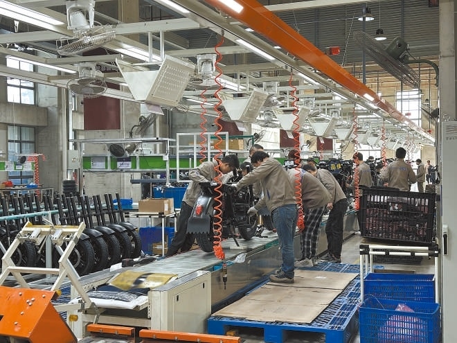  產(chǎn)業(yè)領(lǐng)跑 在長三角一體化發(fā)展格局下，新能源制造業(yè)通過產(chǎn)業(yè)集群協(xié)同發(fā)展，形成現(xiàn)代化產(chǎn)業(yè)體系。圖為位于江蘇常州市的比亞迪工廠內(nèi)，工作人員正在組裝銷往非洲國家的電動摩托車。 拉丁美洲通訊社古巴籍?dāng)z影記者 朗尼·洛佩茲（中文名羅帥）攝