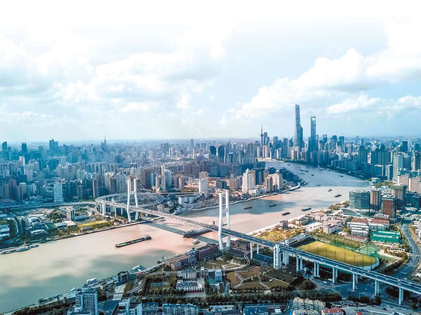  潮起東方 上海黃浦江兩岸高樓林立，風(fēng)光無限。近年來，上海以開放創(chuàng)新之姿，謀劃推動高質(zhì)量發(fā)展，奮力開創(chuàng)長三角一體化新局面。 德國籍導(dǎo)演、建筑師、攝影師 馬克·西格蒙德攝 “起初，我被東方古國的悠久歷史文化吸引來到中國。在上海生活的10多年間，我見證了這座城市的發(fā)展歷程，也感受到它兼具傳統(tǒng)與現(xiàn)代的獨(dú)特魅力?！? /></p> <p style=