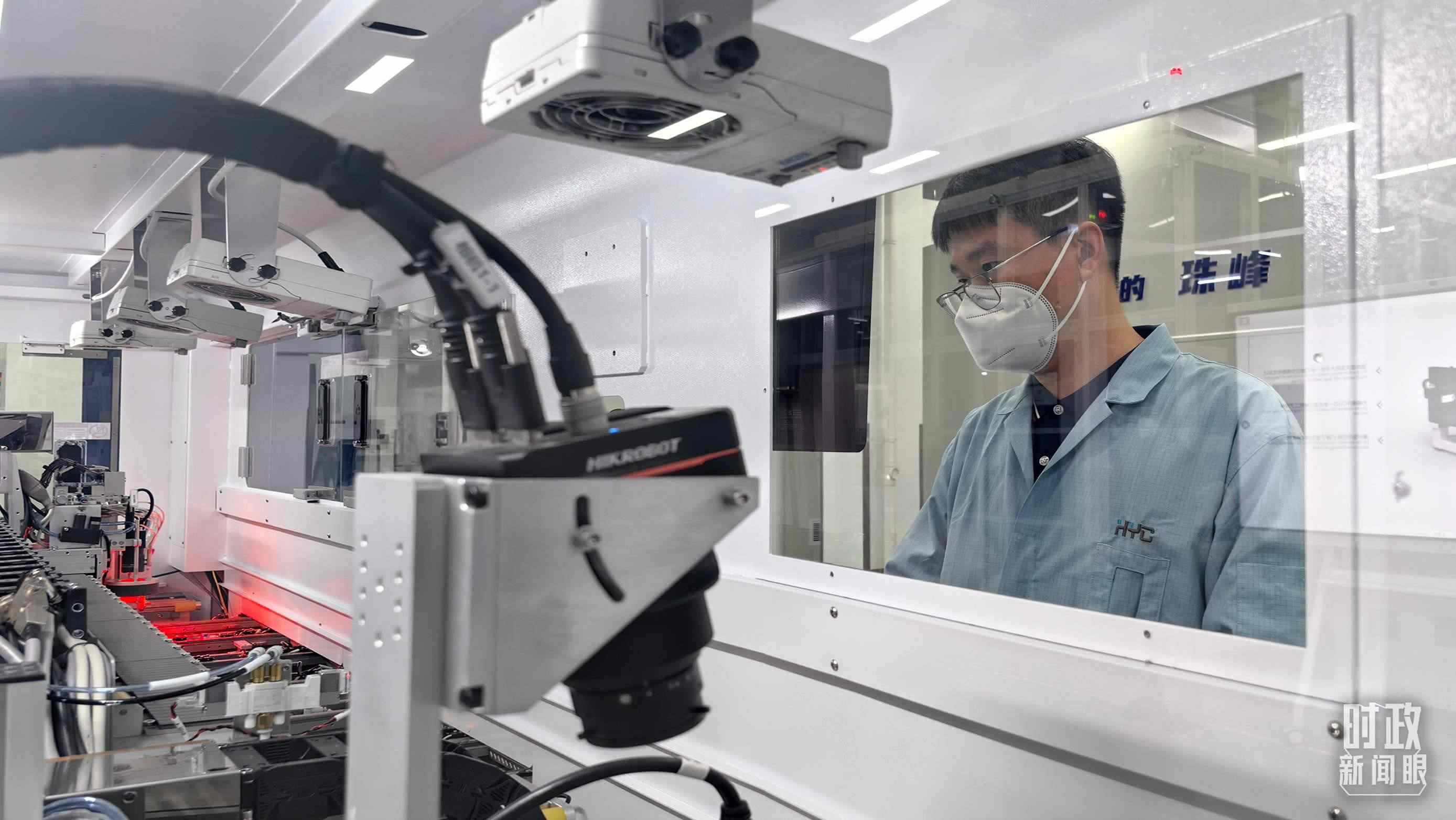 △蘇州華興源創(chuàng)科技股份有限公司員工正在研發(fā)車間內(nèi)進(jìn)行芯片測試。（總臺央廣記者潘毅拍攝）