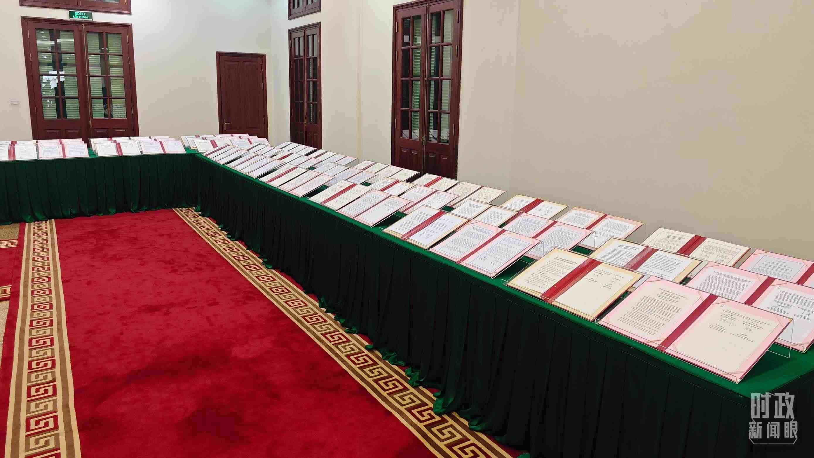 △會談后，兩黨總書記共同見證雙方簽署的雙邊合作文件展示，涵蓋共建“一帶一路”等30多個領域。（總臺央視記者耿小龍拍攝）