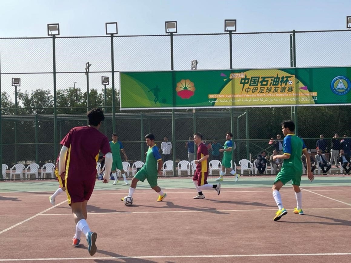 12月14日，中國石油（伊拉克）魯邁拉片區(qū)舉辦公共開放日和足球友誼賽。中國石油工程建設(shè)有限公司魯邁拉項目代表隊與巴士拉大學代表隊進行了比賽，巴士拉大學代表隊獲勝。文學軍攝