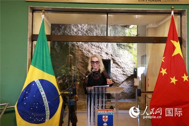 山河文化促進中心執(zhí)行總裁瑪西婭·梅爾基奧爾在攝影展開幕式上致辭。 人民網(wǎng)記者 陳海琪攝