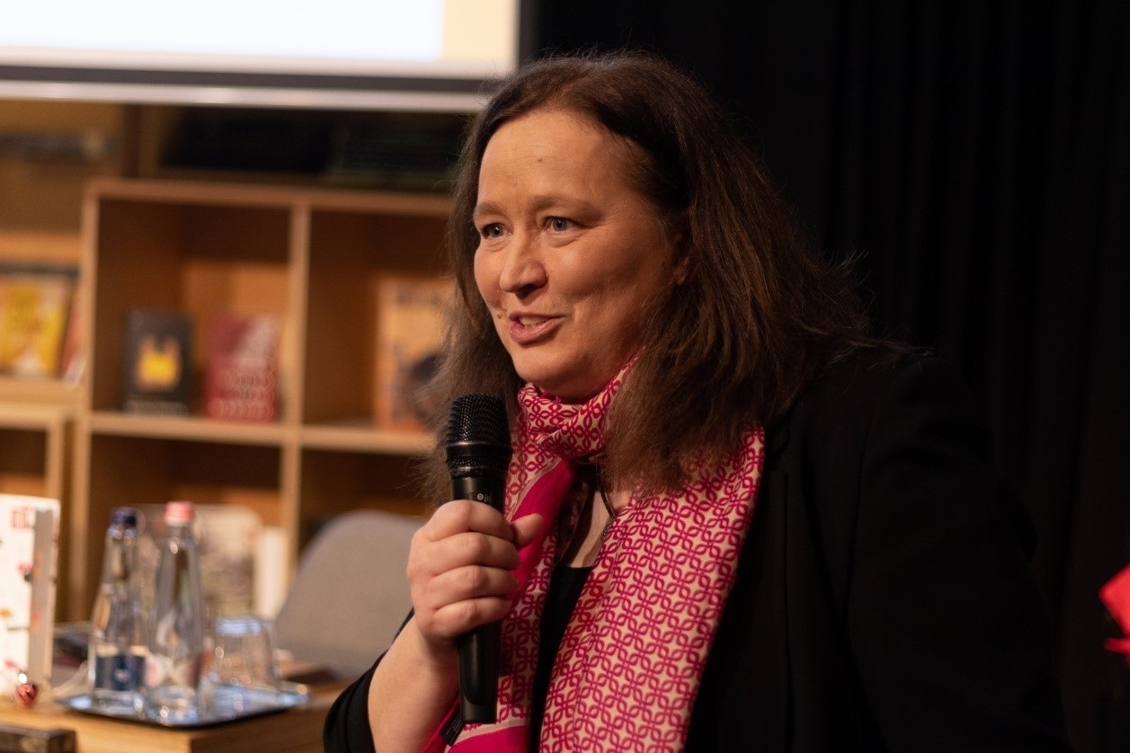 本書譯者宗博莉·克拉拉主持讀書分享會(huì)。摩爾多瓦尼·巴爾納巴斯攝