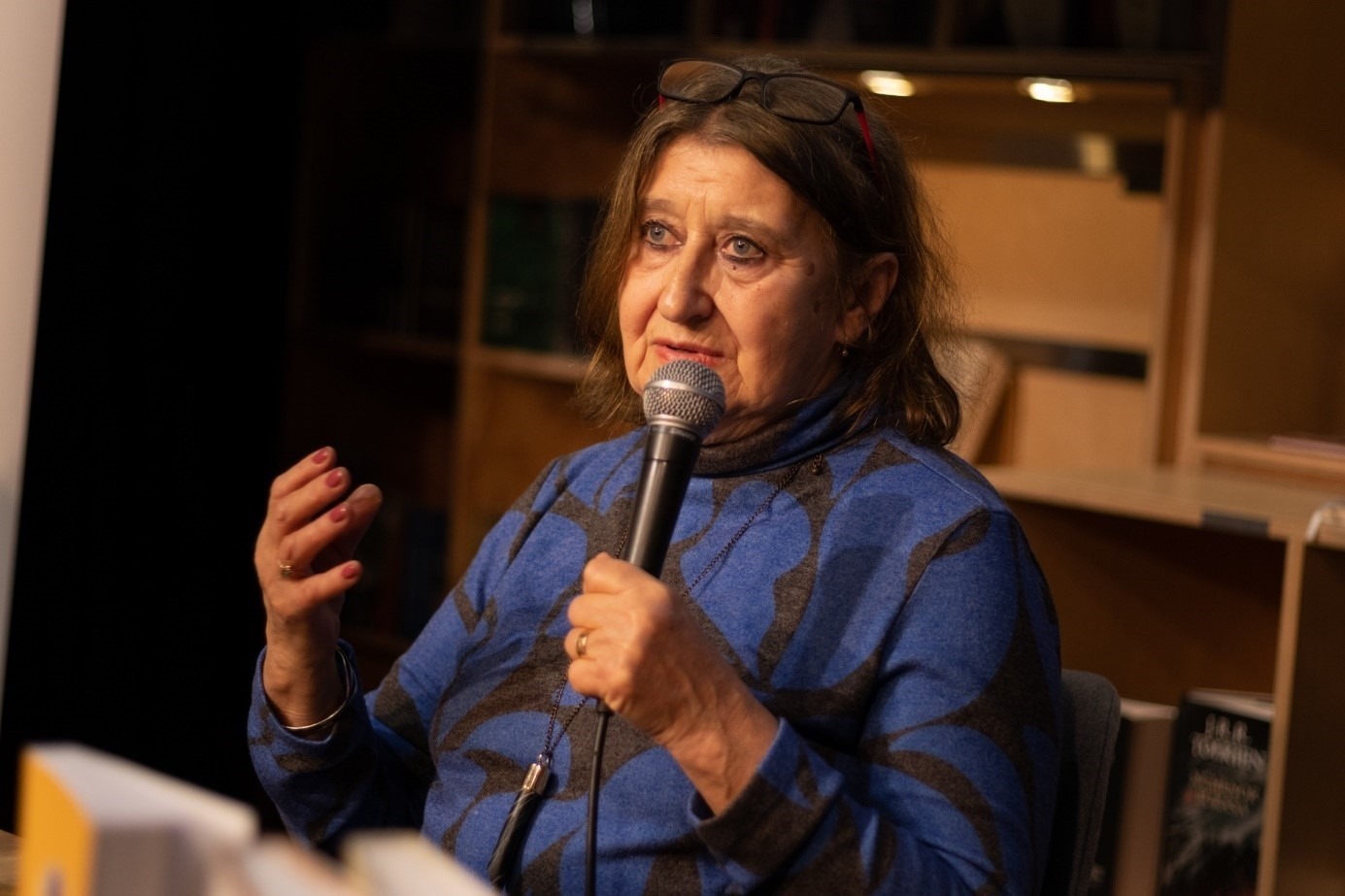 埃娃介紹作品。摩爾多瓦尼·巴爾納巴斯攝