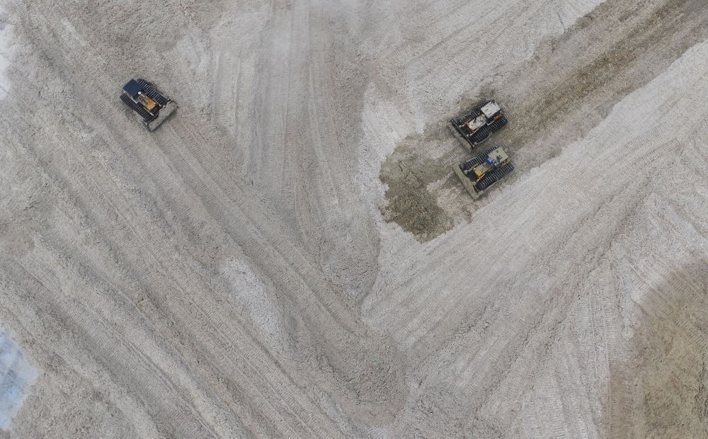 12月12日，在廣西湘桂華糖制糖集團(tuán)來(lái)賓紙業(yè)有限責(zé)任公司，工作人員在整理蔗渣（無(wú)人機(jī)照片）。