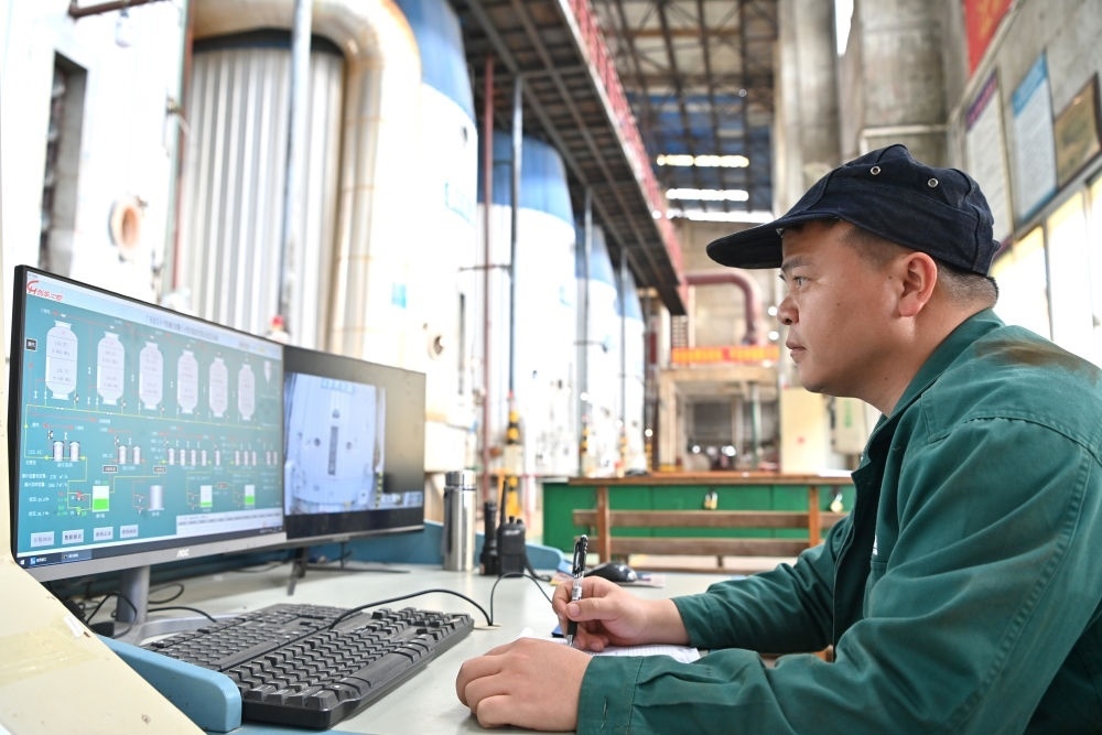 12月12日，工作人員在廣西來(lái)賓小平陽(yáng)湘桂制糖有限公司監(jiān)控蒸發(fā)系統(tǒng)。