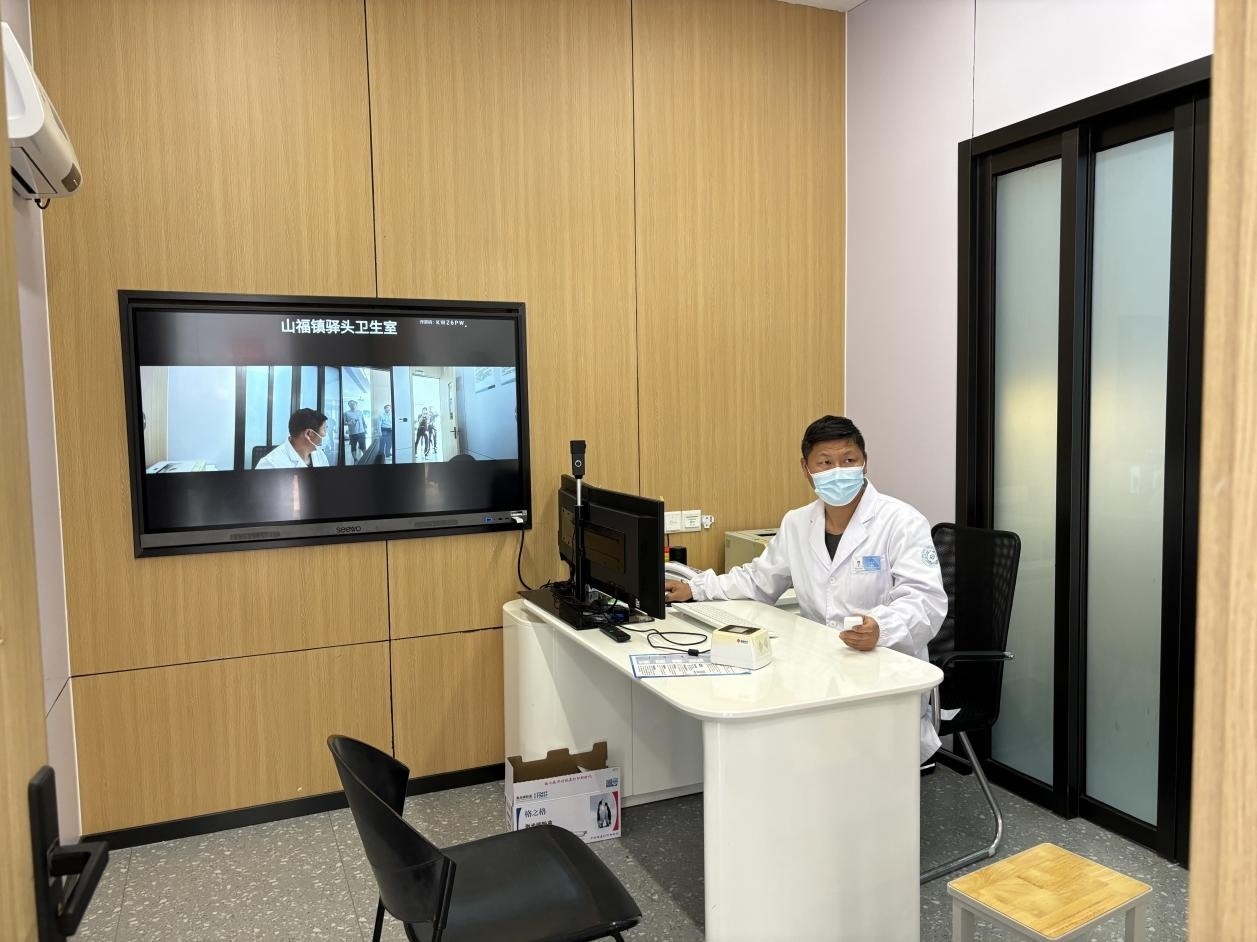 　　村里的值班醫(yī)生在線上連接三甲醫(yī)院的醫(yī)生對(duì)患者進(jìn)行會(huì)診。