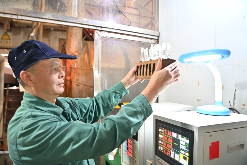 12月12日，廣西來(lái)賓小平陽(yáng)湘桂制糖有限公司的工作人員在檢測(cè)糖漿樣品。