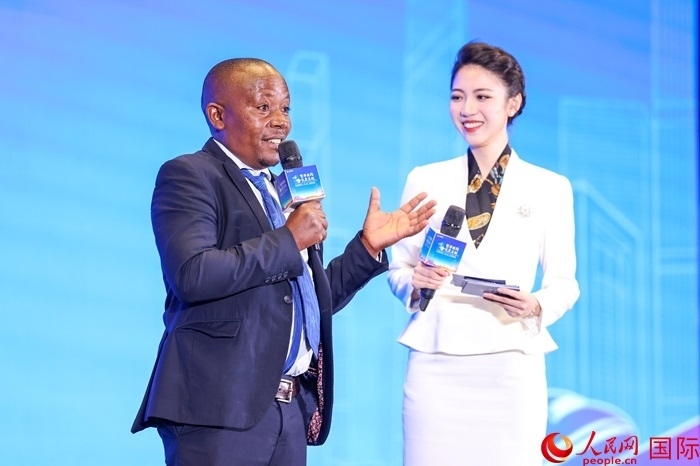 來自烏干達(dá)坎帕拉—恩德培機(jī)場高速公路項目的赫爾曼（左）被評為中國交建共建“一帶一路”最美外籍建設(shè)者之一。人民網(wǎng)記者 趙益普攝