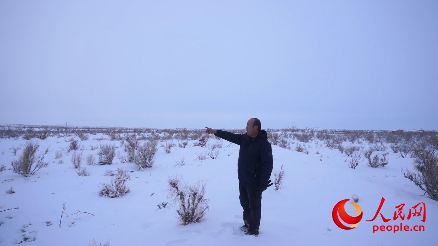 馬曉華向采訪團(tuán)介紹林場(chǎng)情況。人民網(wǎng) 周靜圓攝