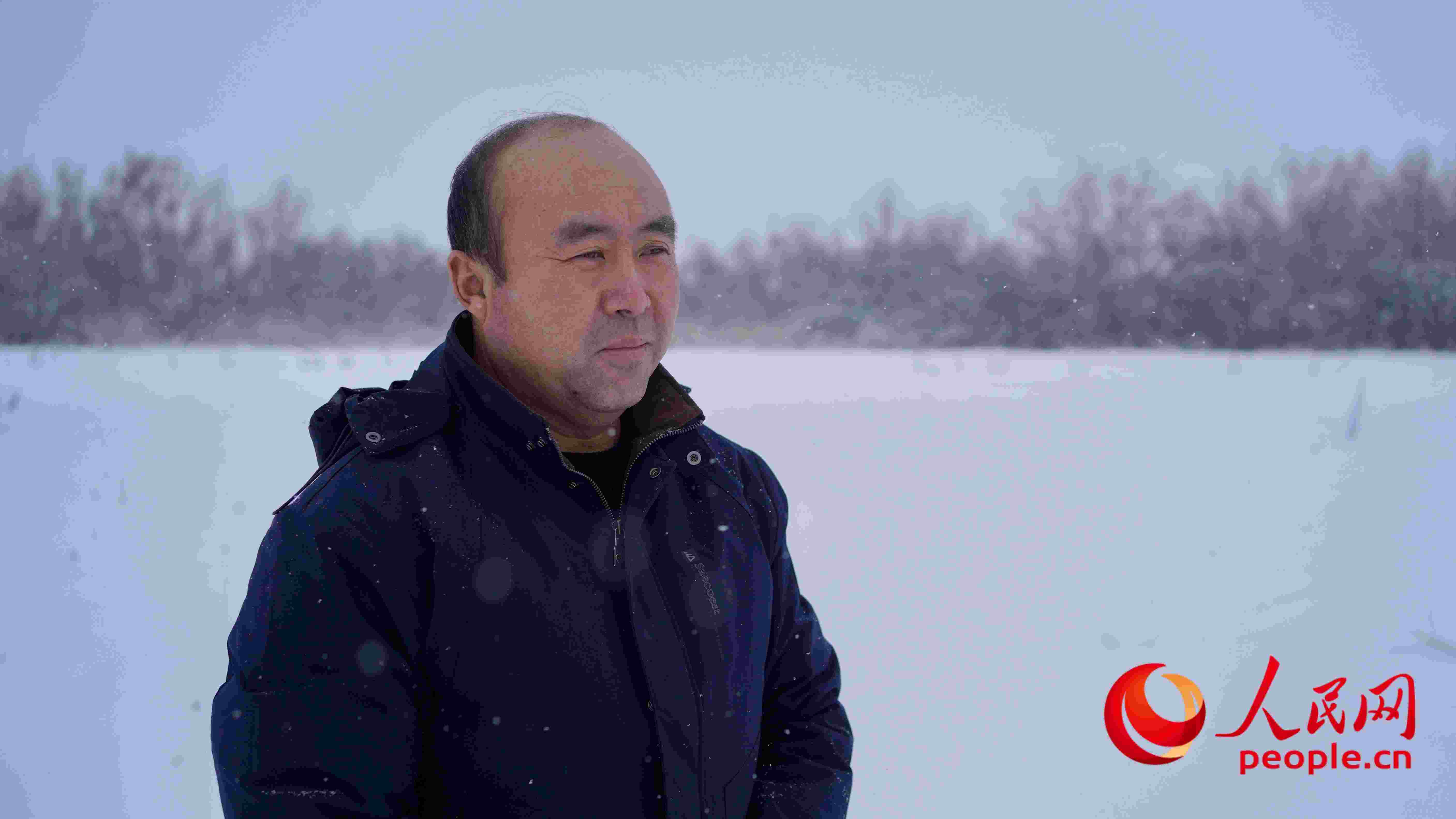 馬曉華回憶當(dāng)年和父親一起種樹的情形，滿是懷念。人民網(wǎng) 周靜圓攝