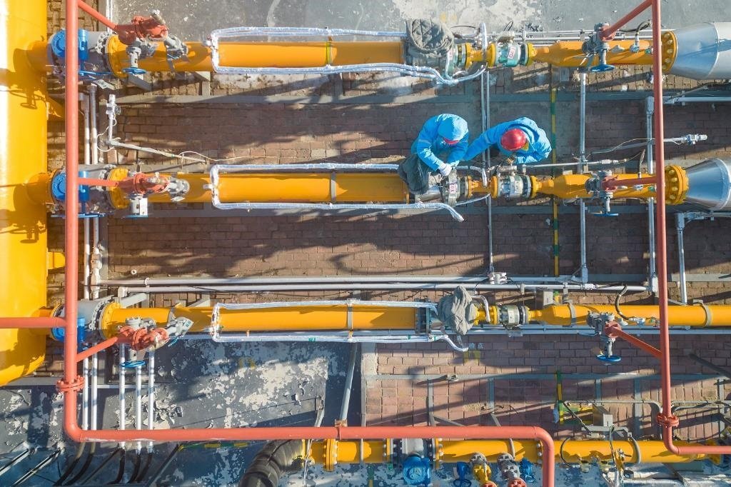 12月17日，黑龍江省哈爾濱市中慶燃?xì)庥邢挢?zé)任公司成高子門站的工作人員在進(jìn)行設(shè)備巡檢，保障燃?xì)夤?yīng)（無人機(jī)照片）。 新華社記者 張濤 攝