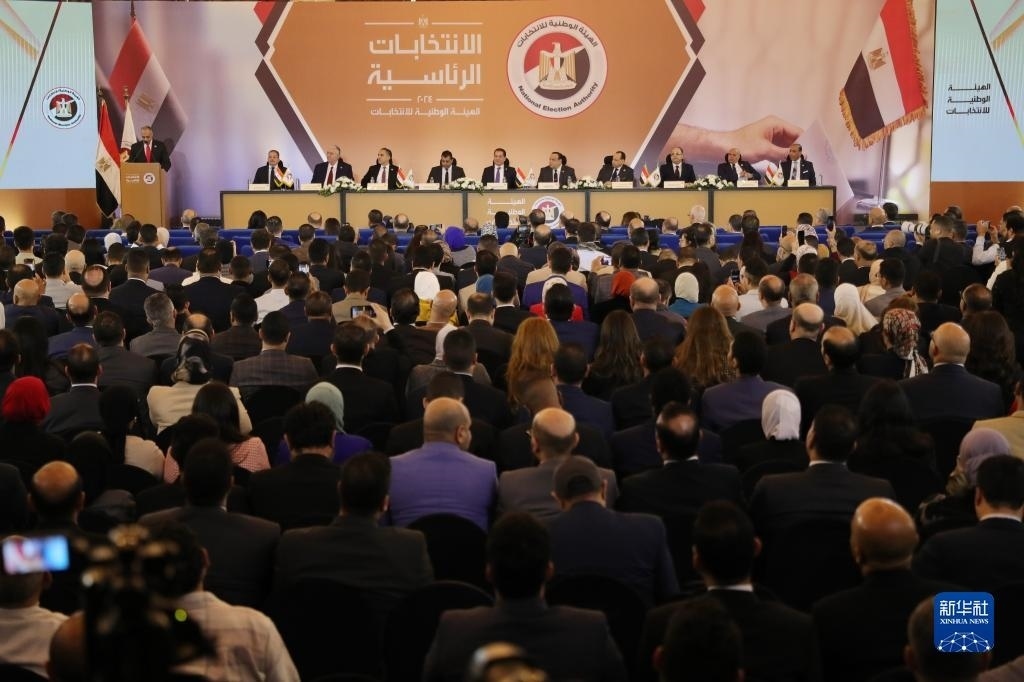 這是12月18日在埃及首都開羅拍攝的埃及全國選舉委員會新聞發(fā)布會現(xiàn)場。新華社發(fā)（艾哈邁德·戈馬攝）