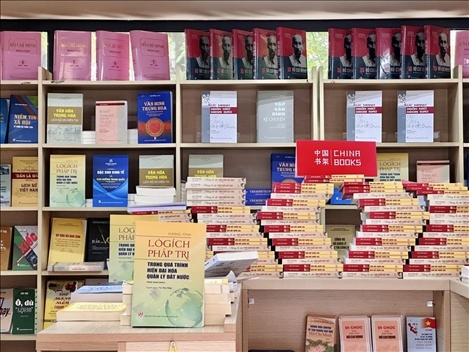 中國主題圖書亮相越南河內(nèi)書街。中國圖書進出口（集團）有限公司供圖