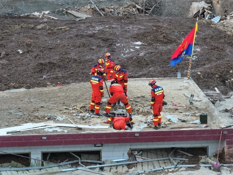救援人員在現(xiàn)場(chǎng)。賀勇攝。