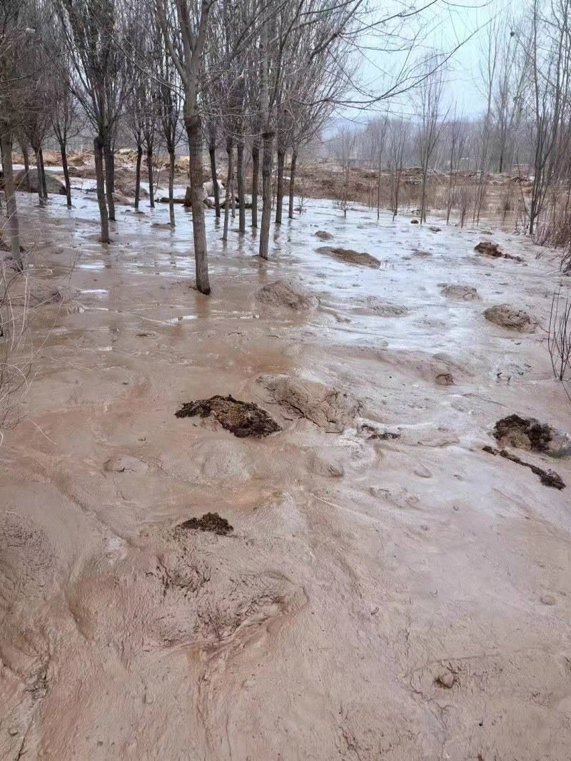 次生災(zāi)害襲擊過的村落。喬棟攝。