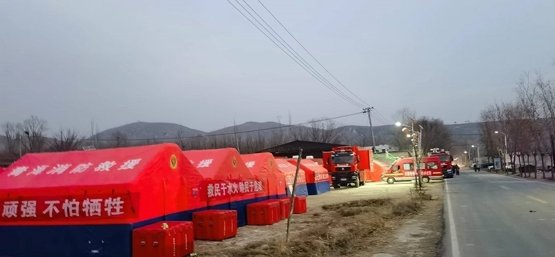 救災(zāi)隊(duì)員現(xiàn)場(chǎng)扎起了帳篷。王梅攝。