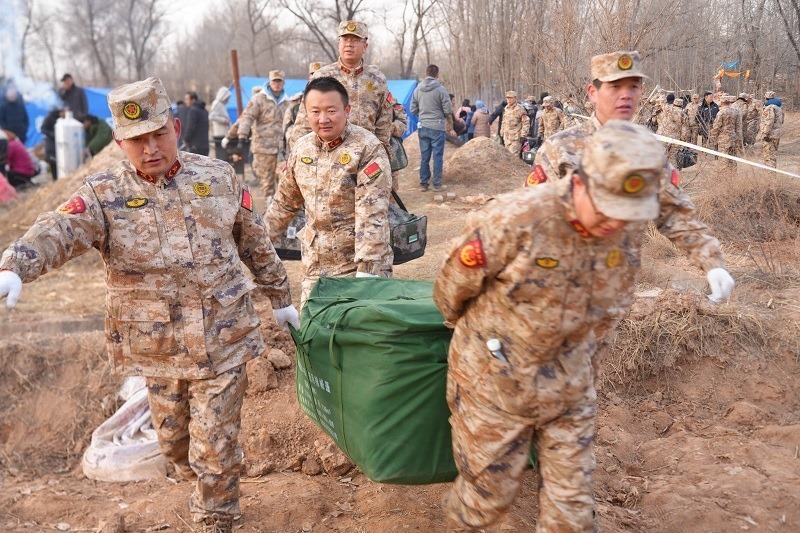 救援人員正在現(xiàn)場(chǎng)緊急搬運(yùn)物資。賀勇攝。