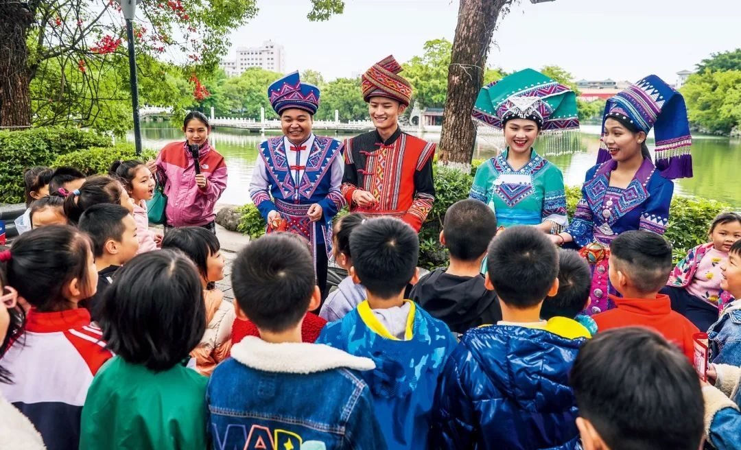 2023年4月25日，廣西桂林，“網(wǎng)絡(luò)法治宣傳一條街”在榕湖景區(qū)古南門“開街”，身穿民族服裝的工作人員演唱山歌向青少年普及網(wǎng)絡(luò)法治知識。