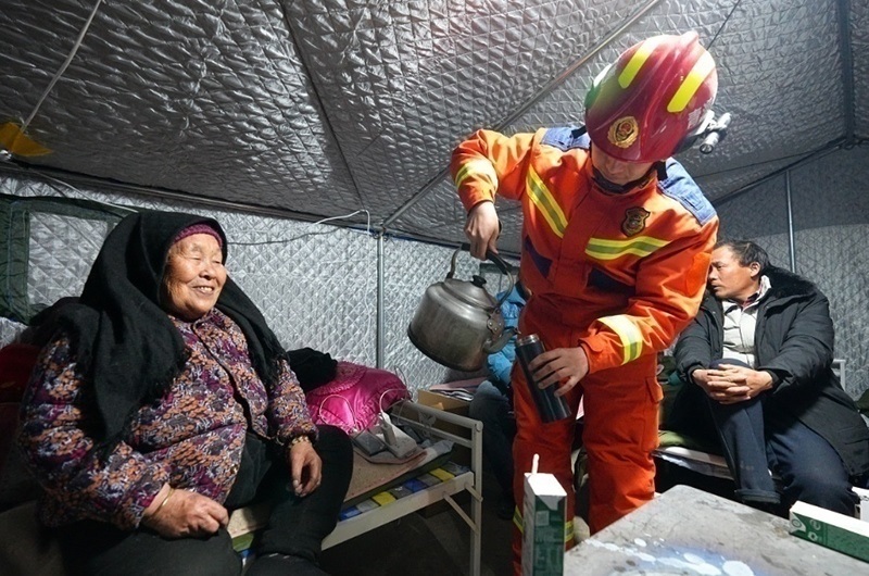 村民龔尕芳與消防員交流。賀勇攝。