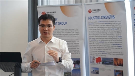 龍?jiān)垂敬戆l(fā)言致辭。 人民網(wǎng) 張茜攝