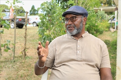 2023年12月18日，瓦努阿圖共和國總理夏洛特·薩爾維在瓦努阿圖公路項(xiàng)目二期馬勒庫拉段的移交儀式現(xiàn)場接受人民網(wǎng)采訪。人民網(wǎng) 賀吉攝