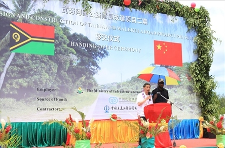 2023年12月18日，中國駐瓦努阿圖大使李名剛在瓦努阿圖公路項(xiàng)目二期馬勒庫拉段的移交儀式上發(fā)表致辭。人民網(wǎng) 賀吉攝
