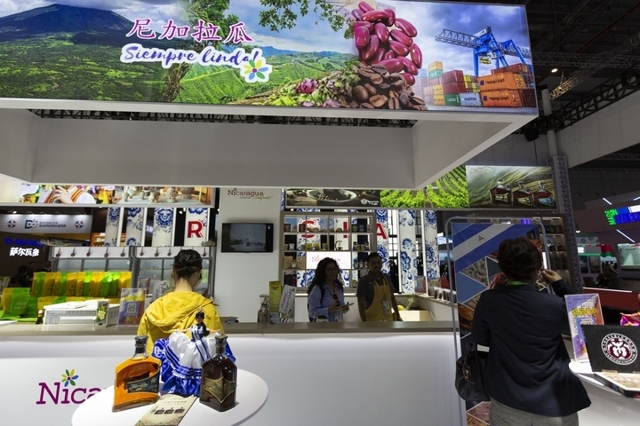 2023年11月6日在第六屆進(jìn)博會(huì)國家展拍攝的尼加拉瓜展臺(tái)。