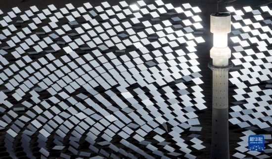 這是2023年6月11日在青海省海西蒙古族藏族自治州格爾木市拍攝的一座光熱電站（無(wú)人機(jī)照片）。 新華社記者 張宏祥 攝