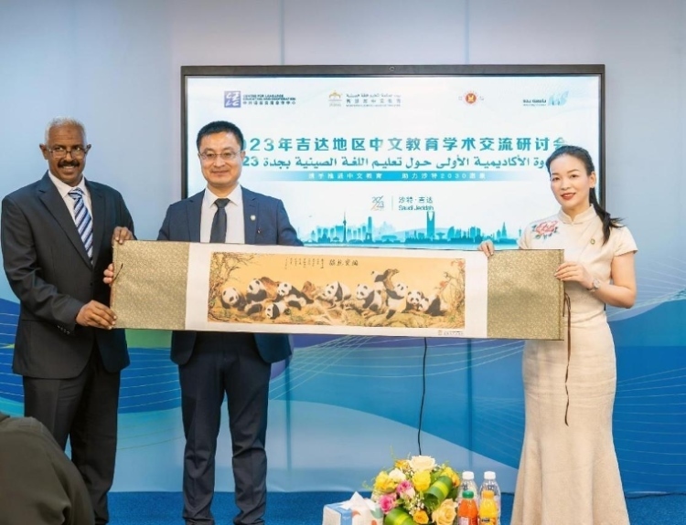 主辦方向與會(huì)代表贈(zèng)送書畫作品。主辦方供圖