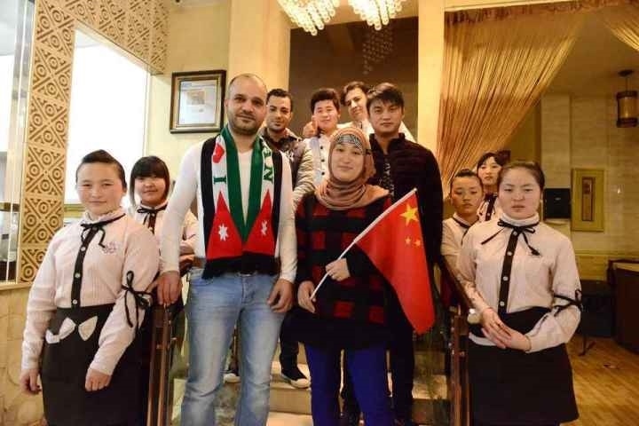 穆罕奈德夫婦與餐廳員工合影。共享聯(lián)盟·義烏 呂斌 攝