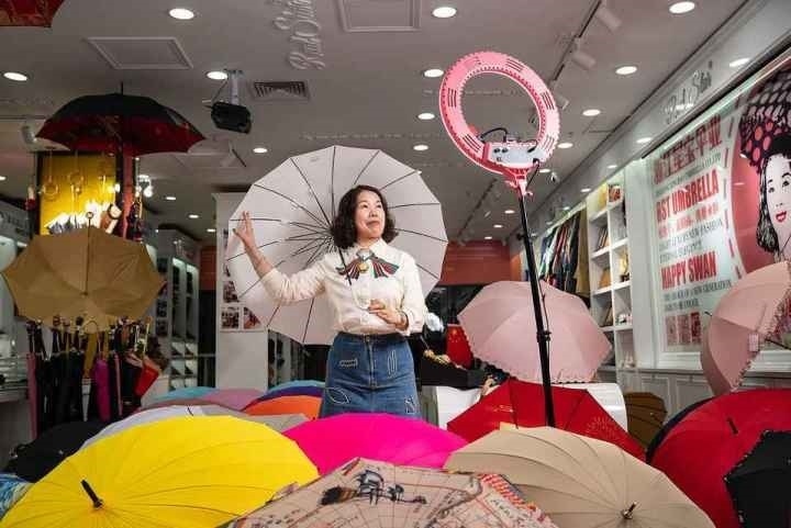 在義烏打拼了27年的商戶張吉英，正通過直播銷售雨傘。義烏市委宣傳部供圖